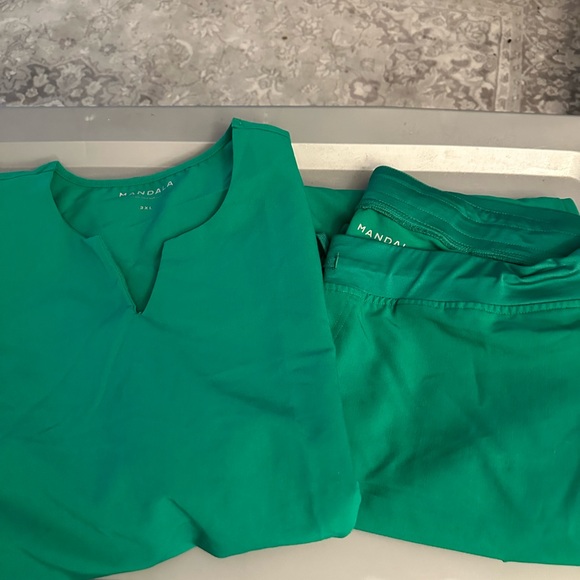Mandala Green Scrub Set - Picture 1 of 5
